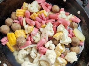 水开放入自己喜欢吃的肉丸，小火腿肠，花菜，藕，土豆和玉米！（也可以根据自己的喜好，放入自己喜欢吃的配菜！）