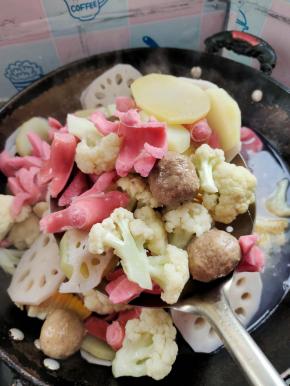 焯烫熟，捞出沥干水分备用！