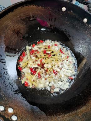 起锅烧油，放入生姜，花椒，蒜瓣，干辣椒爆香！