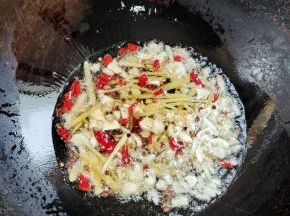 起锅烧油，放入生姜，花椒，蒜瓣，干辣椒爆香！