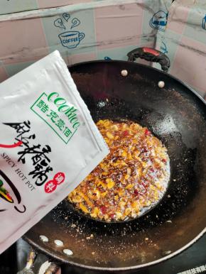 好吃的关键就是这包cook100麻辣香锅调料，调小火炒出香味儿！