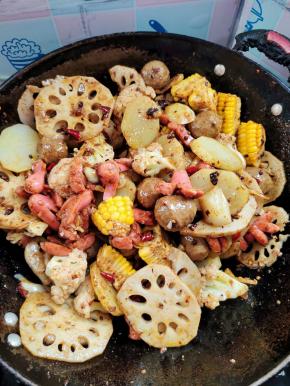 倒入焯烫好的肉丸和蔬菜翻炒均匀！