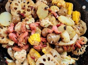 倒入焯烫好的肉丸和蔬菜翻炒均匀！