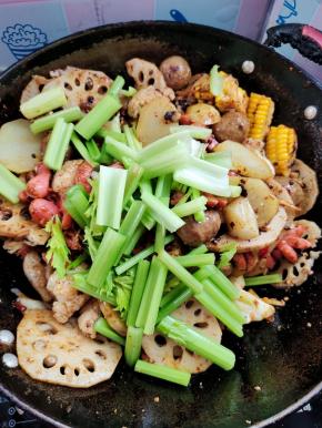 放入芹菜段翻炒片刻！