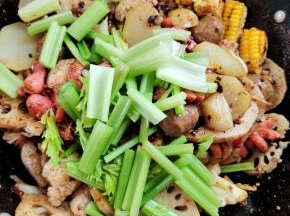 放入芹菜段翻炒片刻！