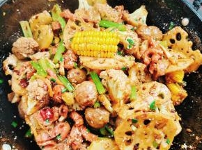 起锅前放入适量的白芝麻和葱花翻炒均匀即可！麻辣鲜香，超级过瘾！