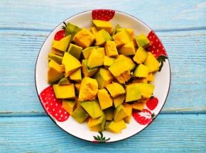 南瓜去皮去籽切成小块，