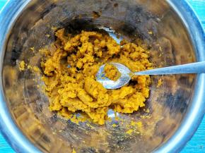 上锅蒸熟，然后压成泥。