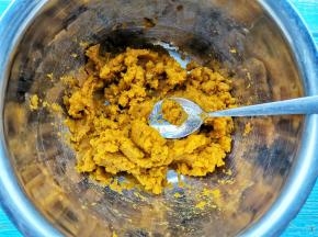 上锅蒸熟，然后压成泥。