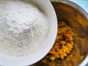 将南瓜泥加入面粉里，搅拌成絮状，