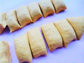 反复揉捏成面团。把面团搓成长条状，摘成大小均匀的小面团。