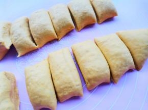 反复揉捏成面团。把面团搓成长条状，摘成大小均匀的小面团。