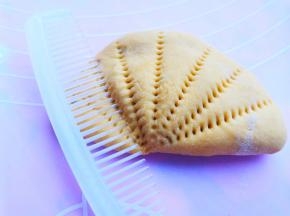 将擀好的面皮对折，用宾馆那种梳子压出叶脉。