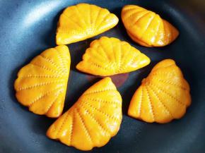 锅中热油，将南瓜饼煎至两面金黄即可。