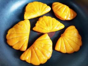 锅中热油，将南瓜饼煎至两面金黄即可。