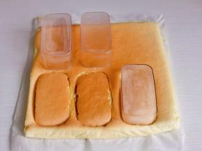 用盒子压出蛋糕片。