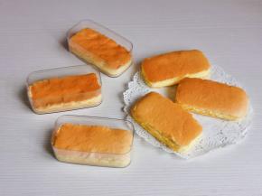 盒中先放一片蛋糕。