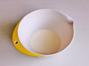 奶油中加木糖醇，电动打蛋器打发。