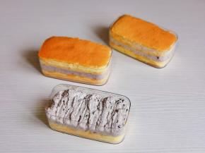 挤入奥利奥奶油，再放上一片蛋糕片。