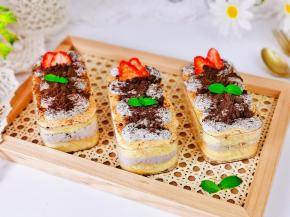 装饰上草莓，薄荷叶就好啦！