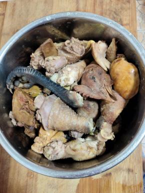 把鸡杂焯水后清洗干净，放入电压力锅内胆中！你看满满一大锅呢！