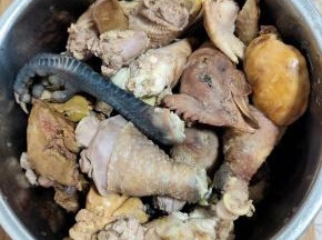 把鸡杂焯水后清洗干净，放入电压力锅内胆中！你看满满一大锅呢！