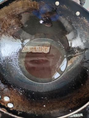 起锅烧油，放入半碗冰糖，中小火慢慢的炒糖色！！（油没过冰糖一点点就可以了！）（也可以根据自己的习惯用水来炒糖色！）