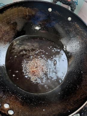 等颜色变成深枣红色，倒入适量的开水，此时要注意安全！水糖合二为一！颜色红润漂亮，这样糖色就制作好了！可以用来制作红烧菜品，卤味等！