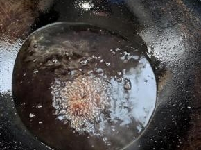 等颜色变成深枣红色，倒入适量的开水，此时要注意安全！水糖合二为一！颜色红润漂亮，这样糖色就制作好了！可以用来制作红烧菜品，卤味等！