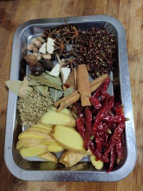 准备卤味所需的大料：
生姜1大块切成片,干辣椒1把，香叶10片，草果3个，八角6个，桂皮4个，白芷6片，肉蔻8个，花椒1把，小茴香籽1把！