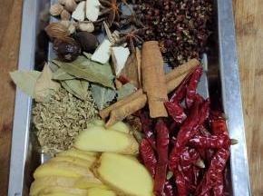 准备卤味所需的大料：
生姜1大块切成片,干辣椒1把，香叶10片，草果3个，八角6个，桂皮4个，白芷6片，肉蔻8个，花椒1把，小茴香籽1把！