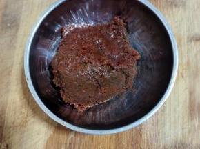 1大勺郫县豆瓣酱！（我发现卤菜的时候放一勺郫县豆瓣酱进去颜色好，而且味道也特别好！没有郫县豆瓣酱的可以用黄豆酱来代替！）