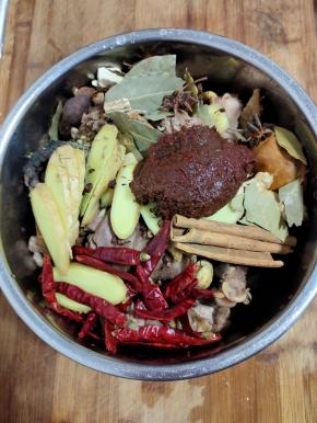 把所有的大料和郫县豆瓣酱放入锅中！