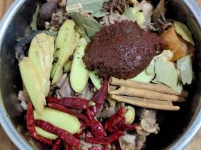 把所有的大料和郫县豆瓣酱放入锅中！