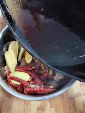 倒入刚刚炒好的糖色！