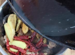 倒入刚刚炒好的糖色！