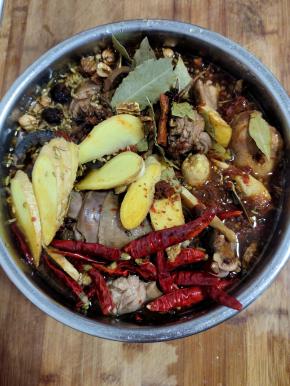 放入一勺盐，两大勺生抽，少许老抽，两勺鸡精，加入适量的水！（水没过食材即可！不需要放太多的水！）