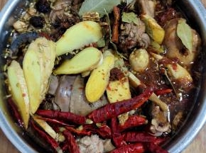 放入一勺盐，两大勺生抽，少许老抽，两勺鸡精，加入适量的水！（水没过食材即可！不需要放太多的水！）