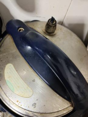 高压锅盖上盖子，按蹄筋键即可！（我家的鸡，是婆婆家自己养的土鸡，一只鸡就有十几斤，太老了不容易熟，所以我按蹄筋键，如果你们买的市场杂交鸡，直接按鸡/肉键即可！或者放电饭煲里面按煮饭键也可以哦！）