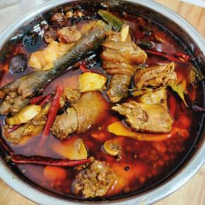 卤好了不要急着拿出来，让它在汤汁儿里面浸泡一晚上，再捞起来！这样更入味儿！