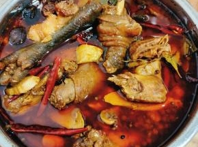 卤好了不要急着拿出来，让它在汤汁儿里面浸泡一晚上，再捞起来！这样更入味儿！