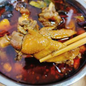 看看卤好的鸡腿颜色漂亮诱人，尝一口麻辣鲜香，还带着一丝丝的微甜，真是太香了！