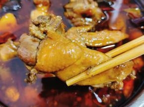 看看卤好的鸡腿颜色漂亮诱人，尝一口麻辣鲜香，还带着一丝丝的微甜，真是太香了！