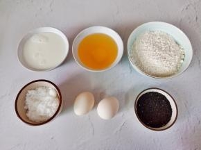 准备食材，低筋面粉要过筛，两个鸡蛋带壳115克左右。