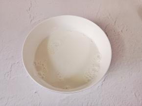 牛奶加绵白糖用打蛋器搅拌至融化。