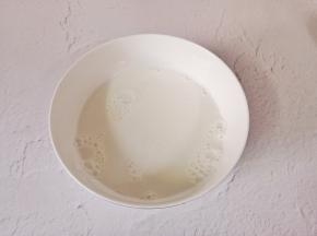 牛奶加绵白糖用打蛋器搅拌至融化。