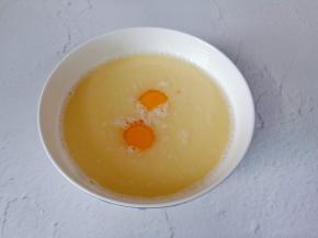 嗑入两个鸡蛋。