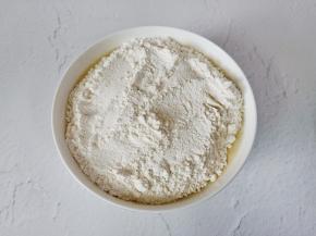 过筛入低筋面粉搅拌均匀。