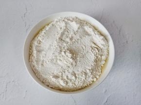 过筛入低筋面粉搅拌均匀。