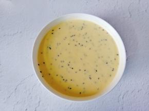 搅拌均匀后加入熟的黑芝麻拌两下就可以。